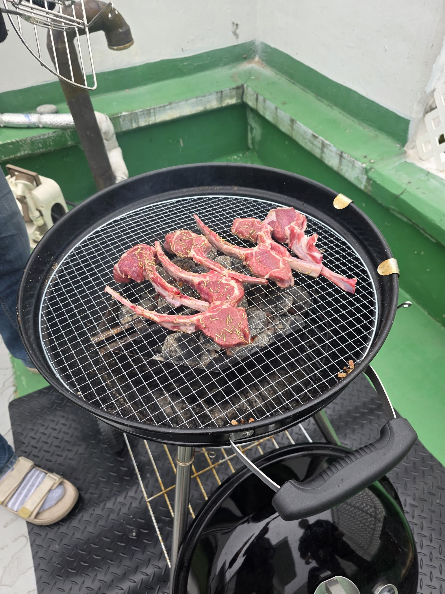 아파트 옥상에서 고기 굽기